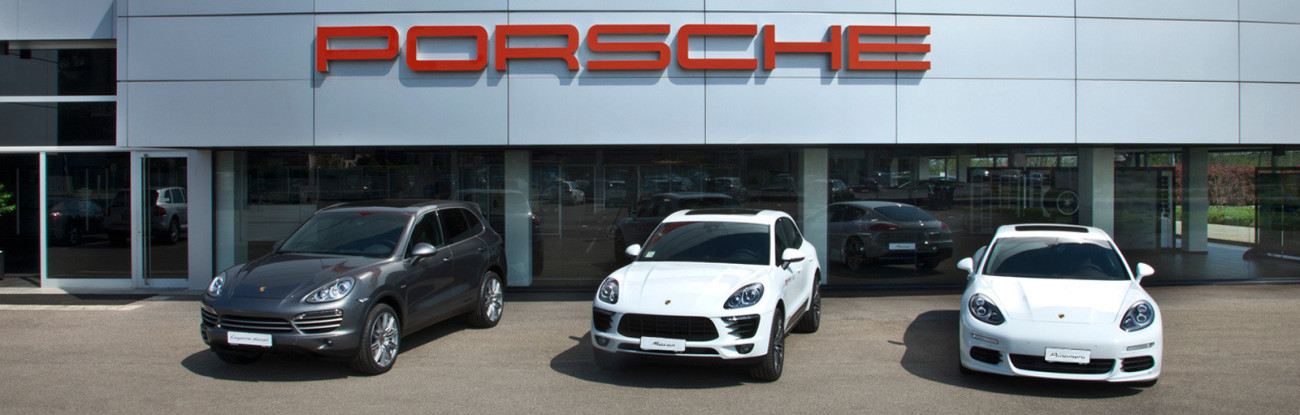 Entra nel centro Porsche